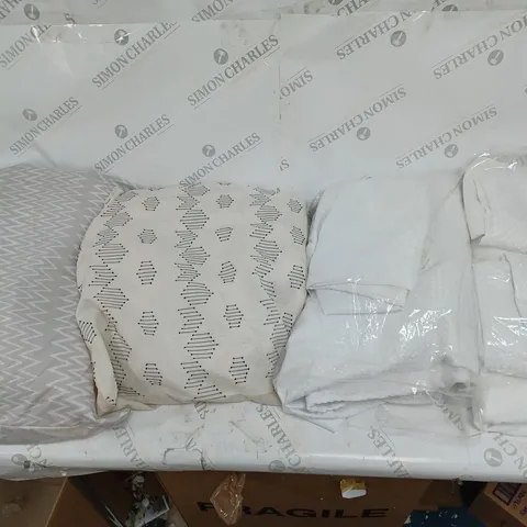 LOT OF 4 BED DUVET SETS IN VARIED COLOURS, SIZES, AND PATTERNS