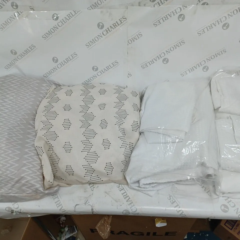 LOT OF 4 BED DUVET SETS IN VARIED COLOURS, SIZES, AND PATTERNS