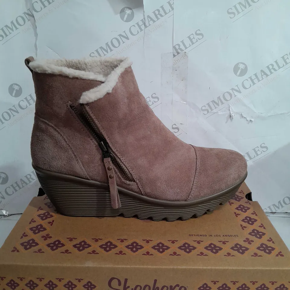 BOXED PAIR OF SKECHERS ANKLE BOOTS IN MUSHROOM UK SIZE 8