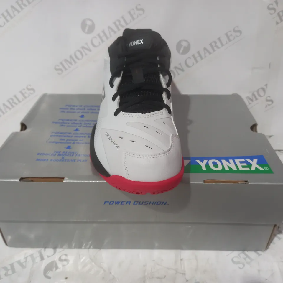 BOXED PAIR OF YONEX POWER CUSHION 65 X SHOES IN WHITE/RED UK SIZE 8
