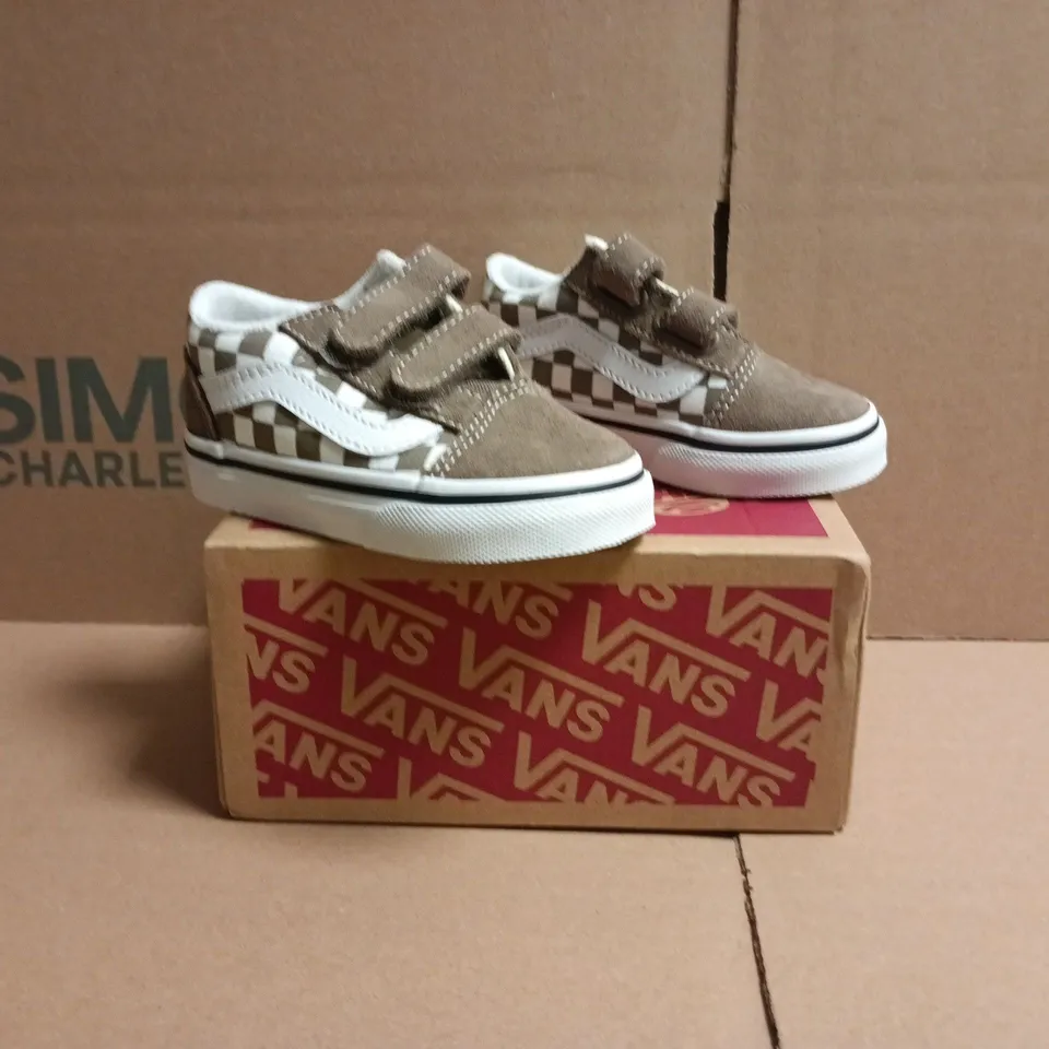 BOXED PAIR OF VANS INFANT SHOES IN BROWN/WHITE SIZE UK 4