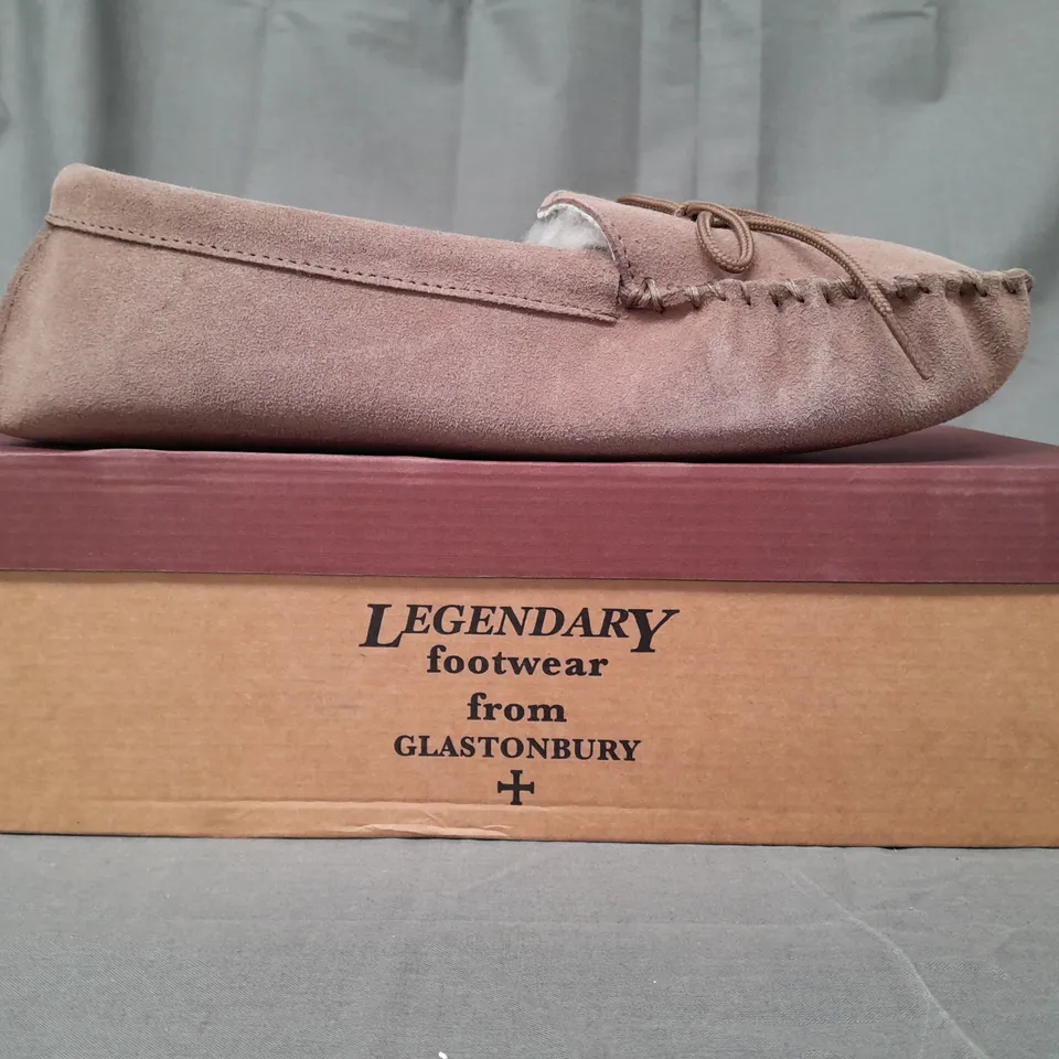 BOXED PAIR OF DRAPER OF GLASTONBURY SLIPPERS IN BROWN SIZE 9