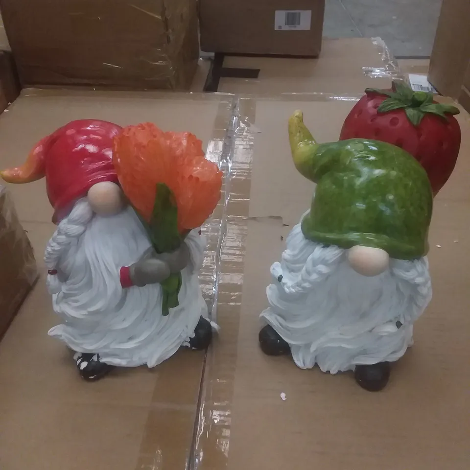 BOXED SET OF 2 CARRYING GNOMES