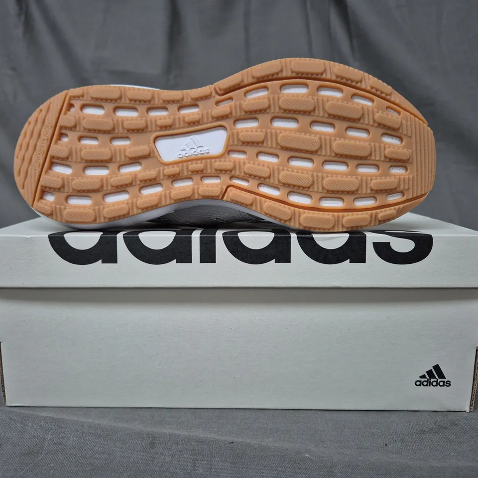 BOXED PAIR OF ADIDAS RAPIDSPORT KID'S SHOES IN WHITE UK SIZE 1.5