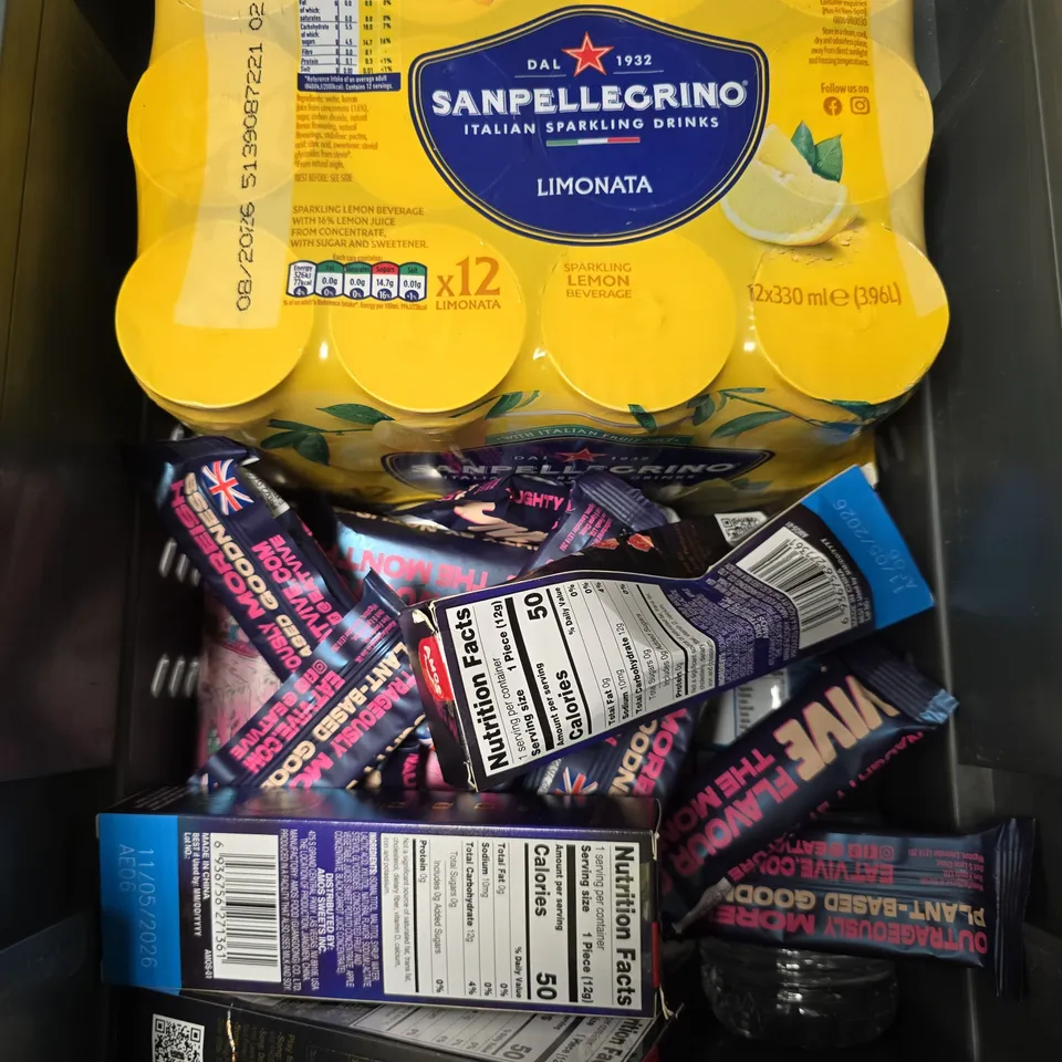 APPROXIMATELY 15 ASSORTED FOOD/DRINK PRODUCTS TO INCLUDE BEETROOT POWDER, VIVE BAR, SANPELLEGRINO ETC 