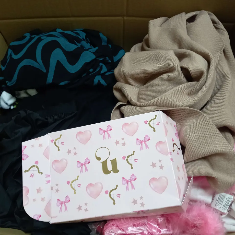 BOX OF APPROXIMATELY 25 ASSORTED CLOTHING ITEMS TO INCUDE - HAT , BAG , T-SHIRT ETC