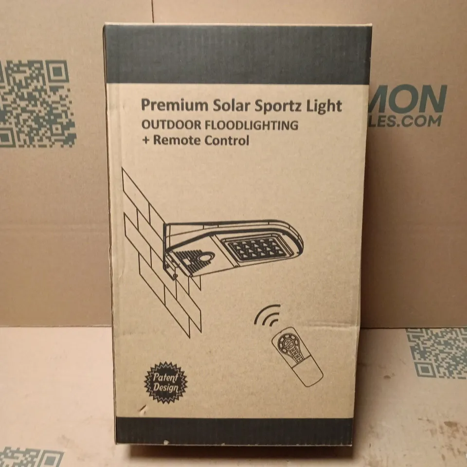 BOXED PREMIUM SOLAR SPORTZ LIGHT OUTDOOR FLOODLIGHTING + REMOTE CONTROL