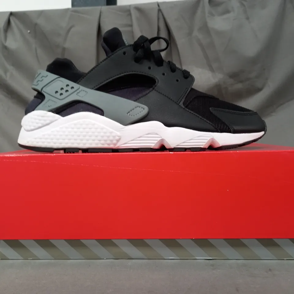 BOXED PAIR OF NIKE AIR HUARACHE SHOES IN BLACK UK SIZE 11