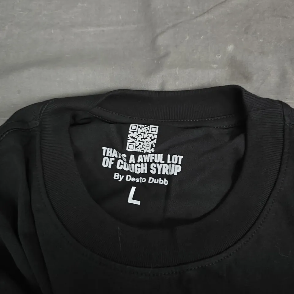 BLACK T-SHIRT WITH GRAPHIC TEXT 'THAT'S A AWFUL LOT OF COUGH SYRUP' BY DESTO DUBB – SIZE L