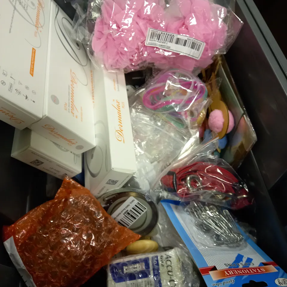 ASSORTED HOUSEHOLD ITEMS 