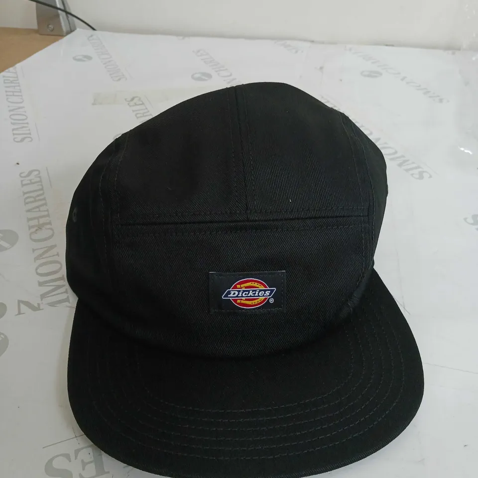 DICKIES HAT IN BLACK - ONE SIZE 