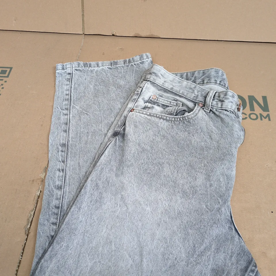 BERSHKA LIGHT-WASH DENIM JEANS – EU 40 / US 31 (UK 31) (VERIFY MODEL)