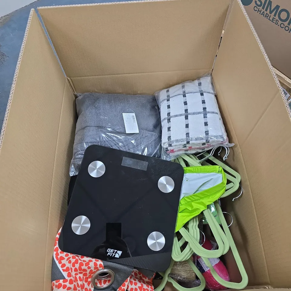 BOX OF APPROXIMATELY 20 ASSORTED HOUSEHOLD ITEMS TO INCLUDE GETFIT SCALES, TEA TOWELS ETC