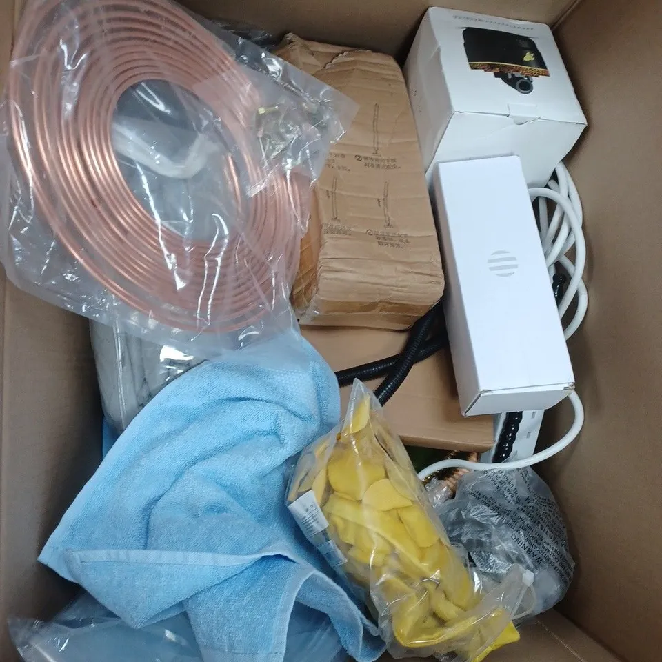 BOX OF APPROXIMATELY 12 ASSORTED HOUSEHOLD ITEMS TO INCLUDE - BATH MAT, 4L PRESSURE COOKER, AND RESTING SPLINT ETC. 