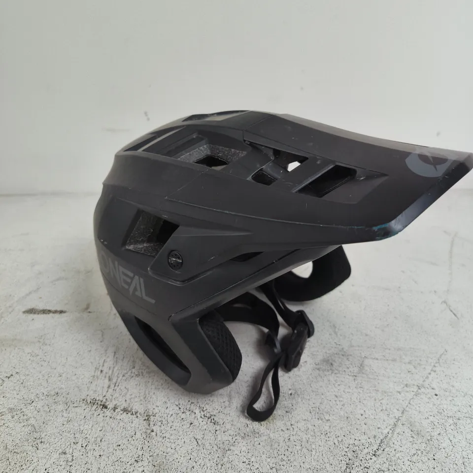 O'NEAL MOTOCROSS HELMET – SIZE UNSPECIFIED 