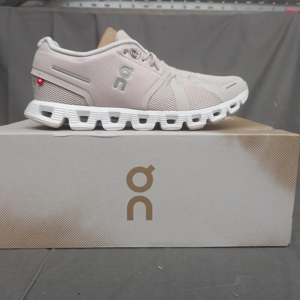 BOXED PAIR OF CLOUD 5 QU TRAINERS IN PEARL/WHITE UK SIZE 4