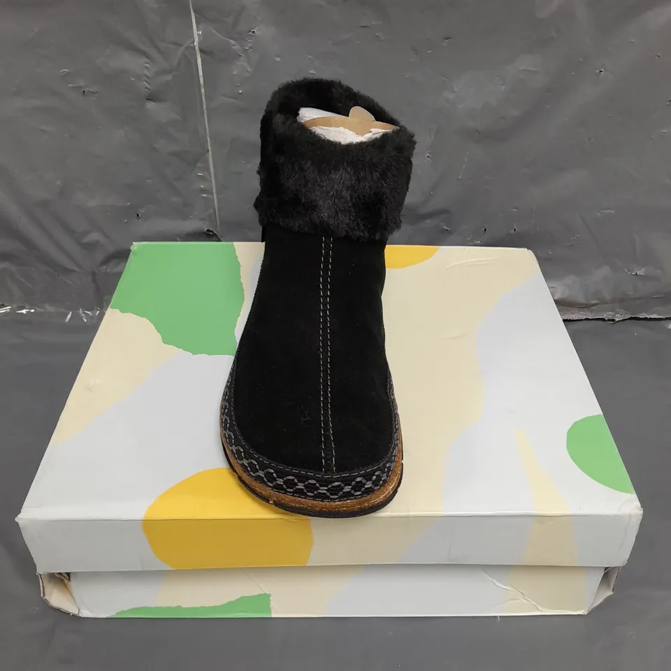BOXED PAIR OF EARTH ORIGINALS EMMALYN BOOTIES IN BLACK SIZE 6
