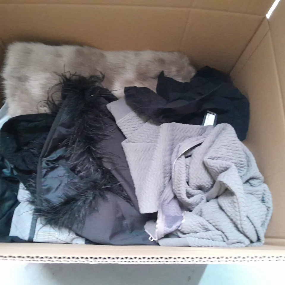 LARGE QUANTITY OF ASSORTED CLOTHING ITEMS TO INCLUDE SLAZENGER, SOUL CAL AND M&S