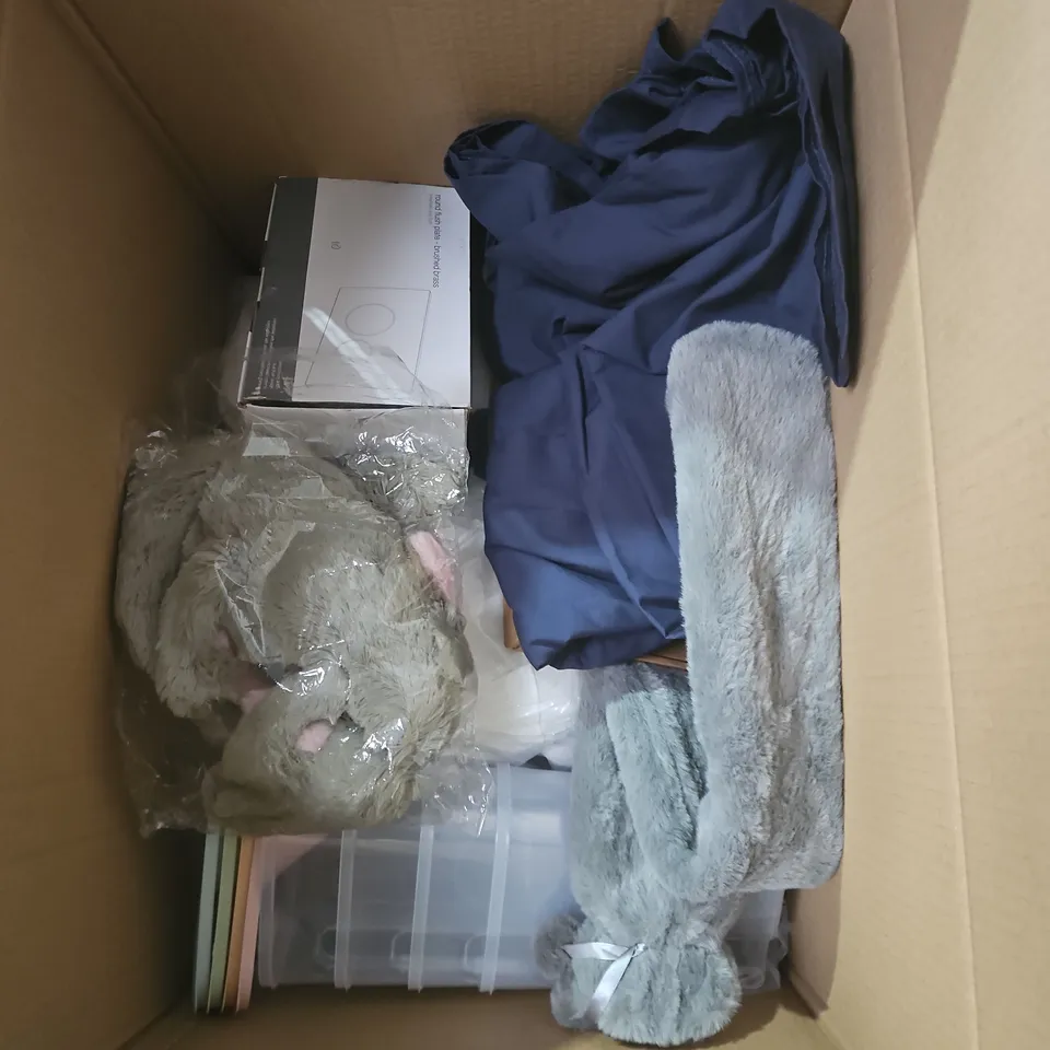 BOX OF APPROX 15 HOUSEHOLD ITEMS TO INCLUDE IMMERSION WATER HEATER, SHELF BRACKETS, HOT WATER BOTTLE , ETC