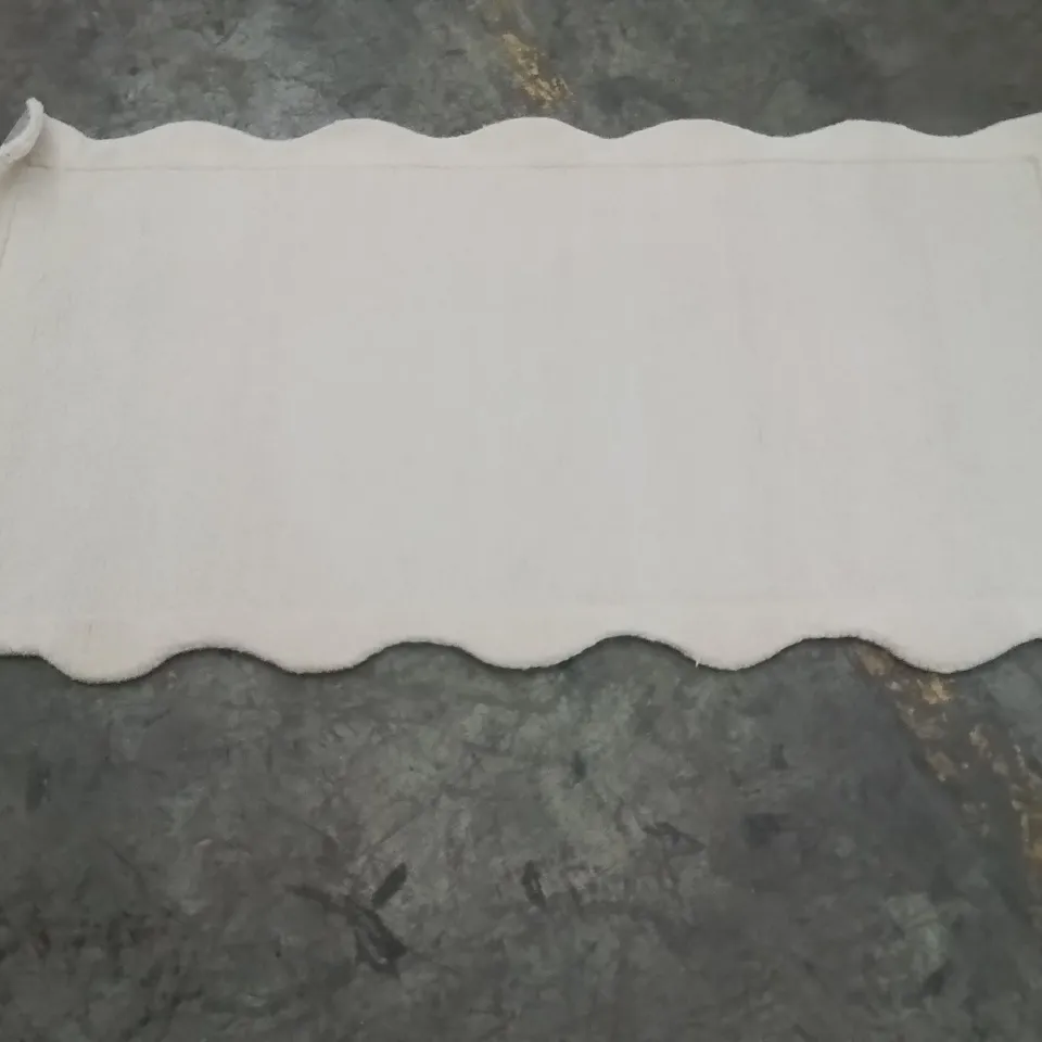 QUALITY DESIGNER AREA RUG - APPROXIMATELY 150X80CM