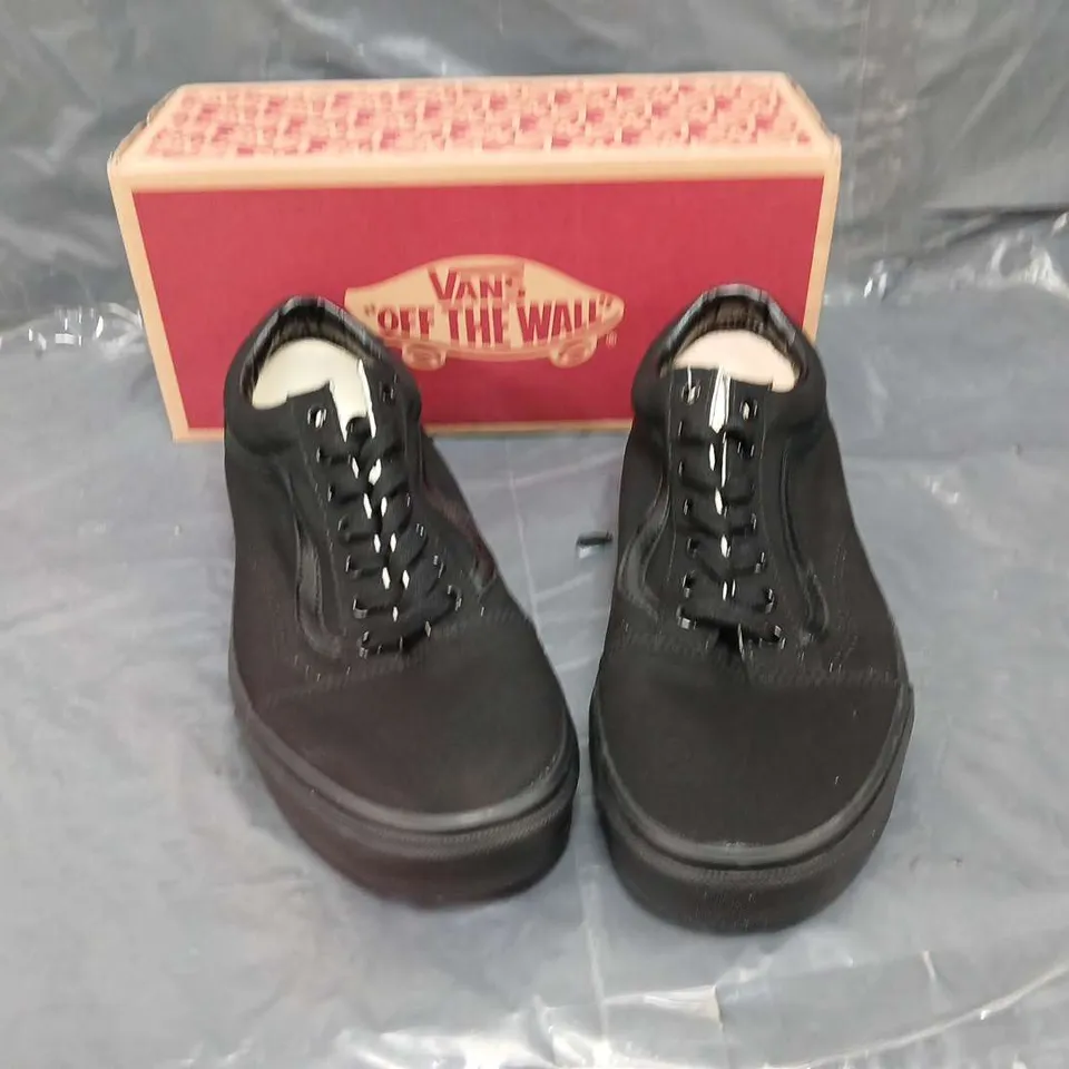 BOXED PAIR OF VANS OLD SKOOL BLACK/BLACK - UK 10 