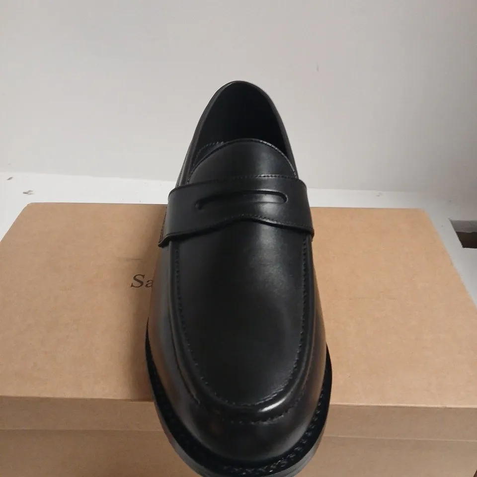 BOXED PAIR OF SAMUEL WINDSOR BLACK LEATHER PENNY LOAFERS – UK 12