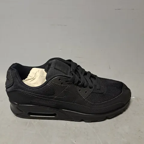 PAIR OF NIKE AIR MAX TRAINERS IN BLACK SIZE 8