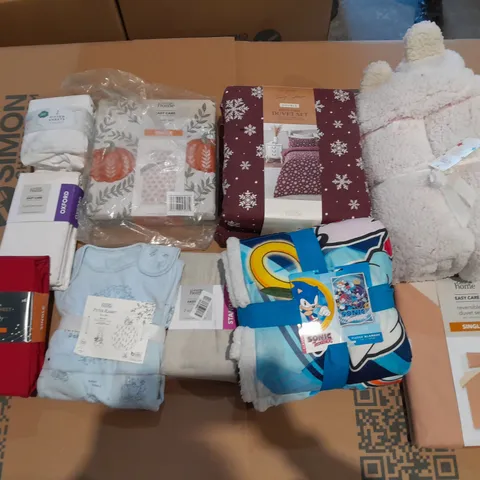 BOX OF APPROXIMATELY 10 ASSORTED BEDDING AND SOFT FURNISHING ITEMS TO INCLUDE - PILLOWCASES - BEDDING SET - THROW BLANKET ETC.