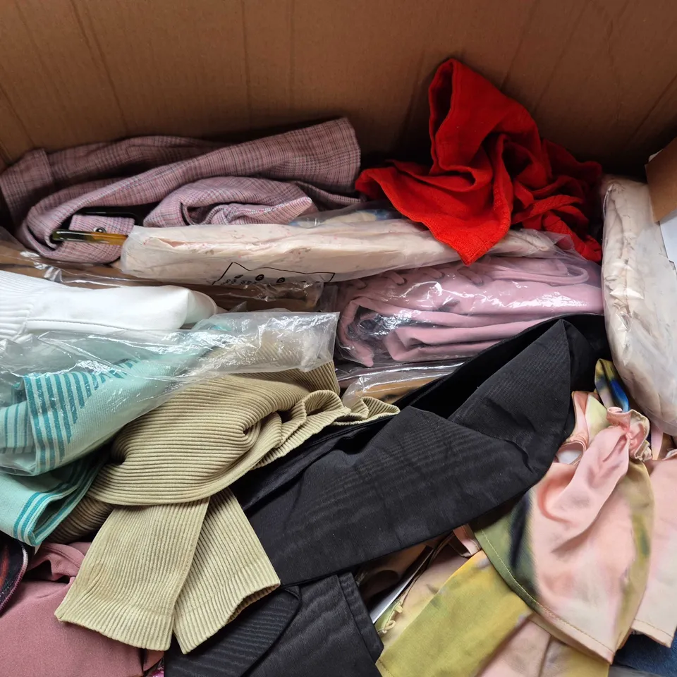 APPROXIMATELY 40 ASSORTED WOMENS JACKETS/JUMPERS CLOTHING ITEMS IN VARIOUS SIZES, STYLES & COLOURS TO INCLUDE BRANDS SUCH AS IETS FRANS, URBAN OUTFITTERS, FREE PEOPLE, ETC - COLLECTION ONLY