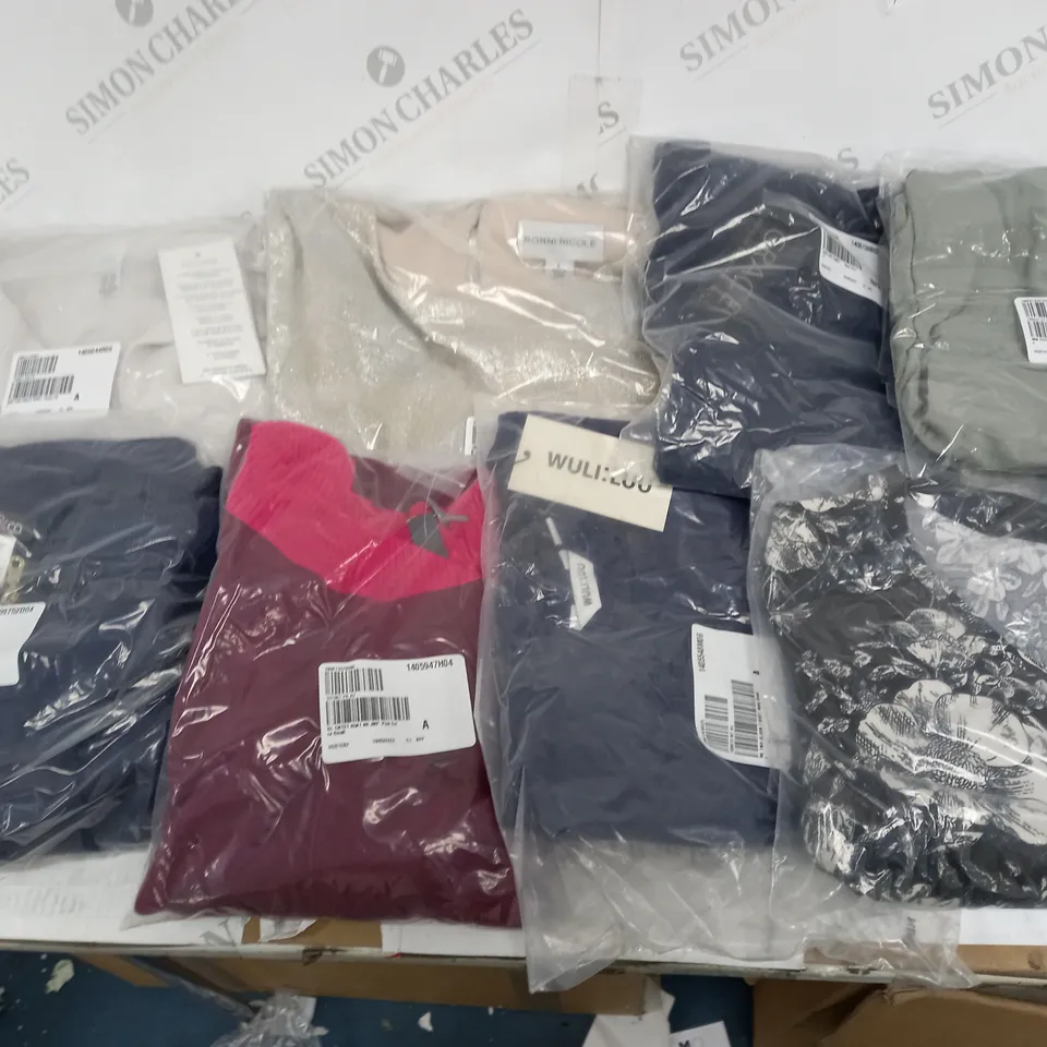 LOT OF 8 ASSORTED BAGGED CLOTHING ITEMS TO INCLUDE RONNI NICOLE AND KIM & CO - VARIOUS SIZES