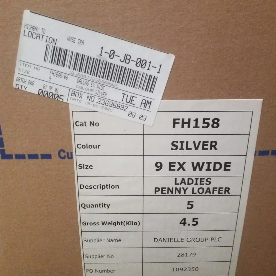BOX CONTAINING APPROXIMATELY 5 PAIRS OF BRAND NEW SIMPLY BE SILVER DALLAS EX WIDE PENNY LOAFER - SIZE 9