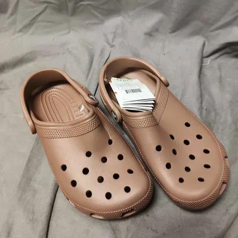 CROCS CLASSICS SLIP ON SHOES - 6