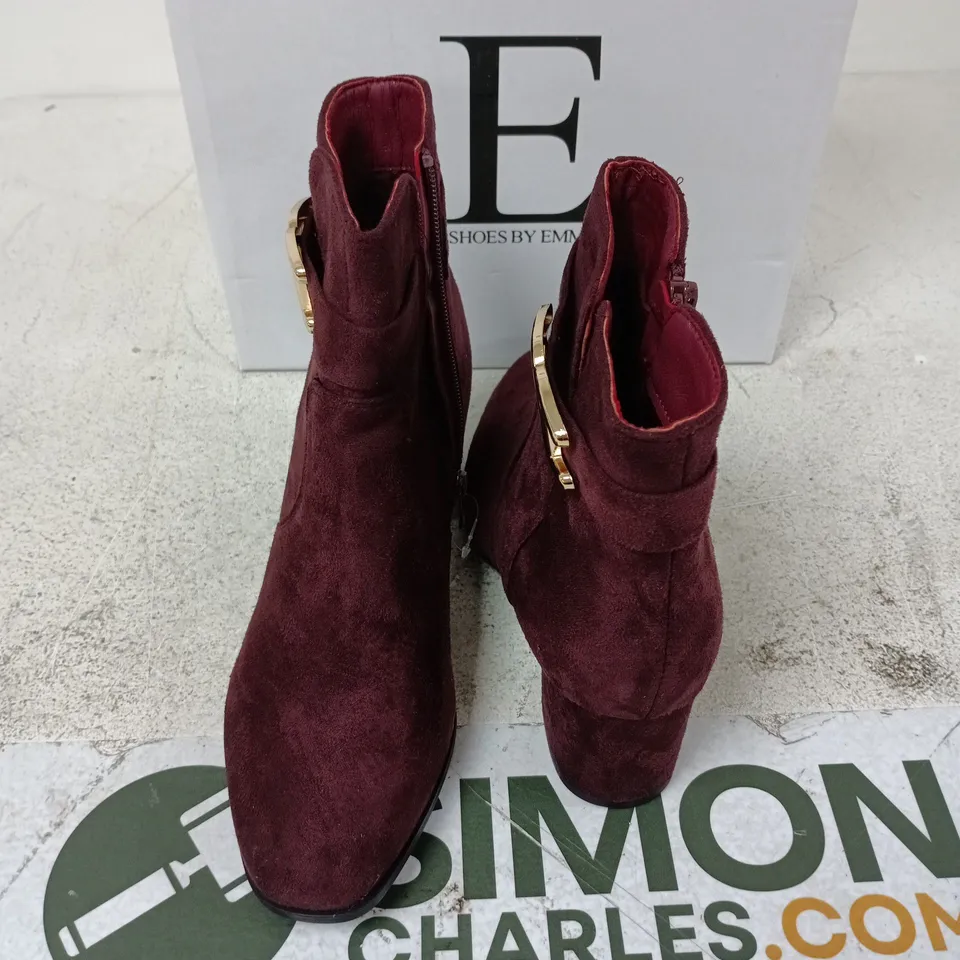 BOXED PAIR OF SHOES BY EMMA ZELDA BOOTS IN PLUM - UK 7