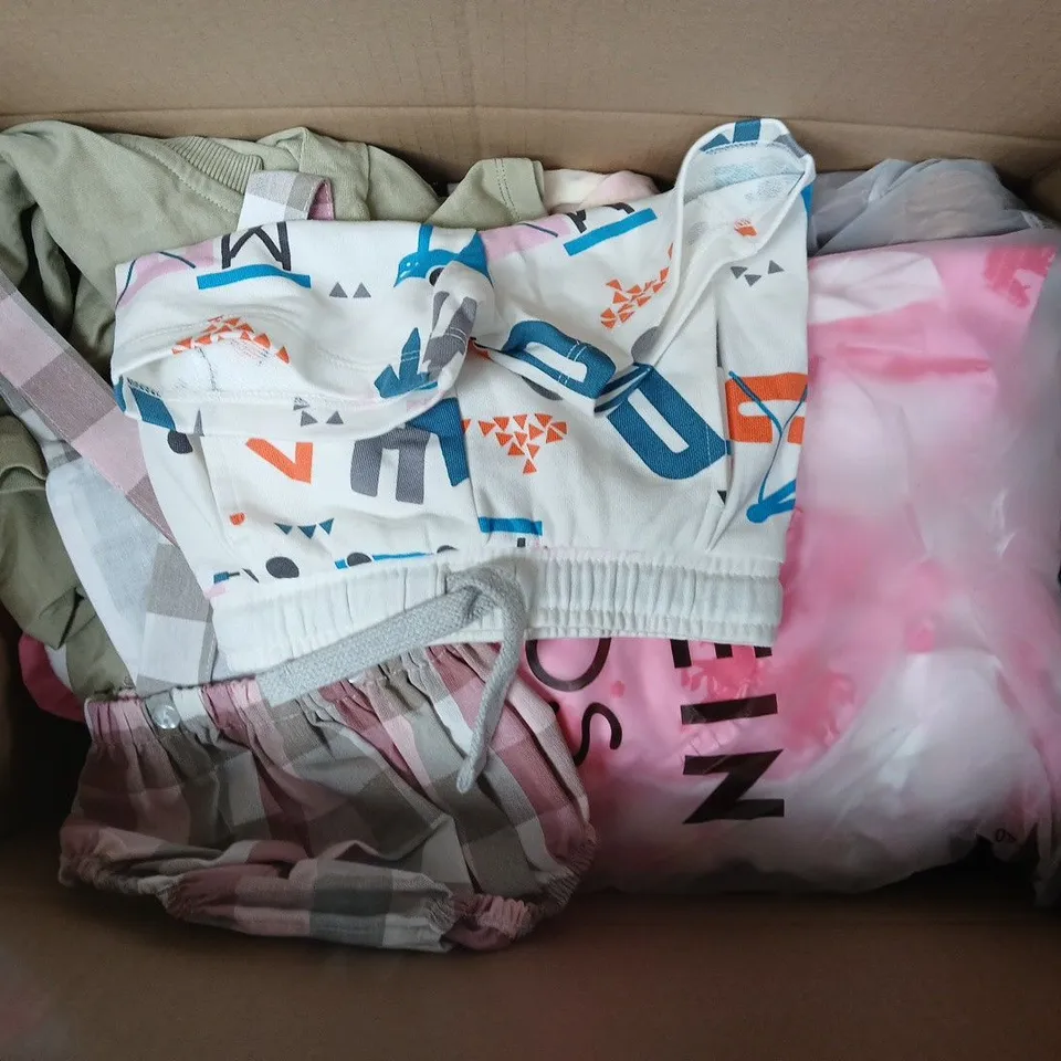 APPROXIMATELY 35 ASSORTED KIDS CLOTHING ITEMS IN VARIOUS STYLES, SIZES & COLOURS TO INCLUDE T-SHIRTS, SHORTS, JACKETS, ETC