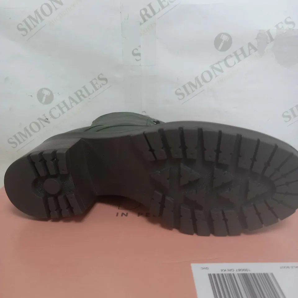 BOXED PAIR OF MODA IN PELLE BELLZIE LACE UP BOOTS IN GREEN SIZE 4