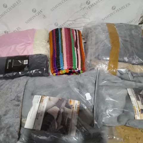 LOT OF ASSORTED HOME FABRIC ITEMS TO INCLUDE SOFA COVERS AND RUG