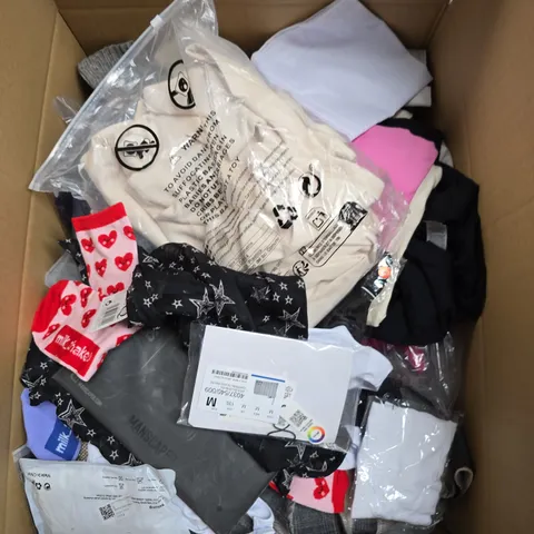 APPROX 20 ASSORTED CLOTHING ITEMS TO INCLUDE T-SHIRTS, DRESSES, SHORTS ETC