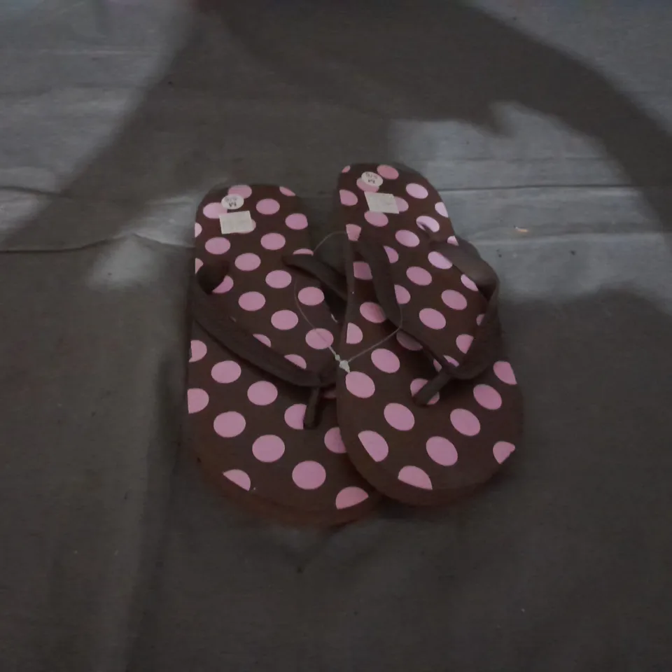 APPROXIMATELY 10 PAIRS OF FLIP FLOPS SIZE 5/6 