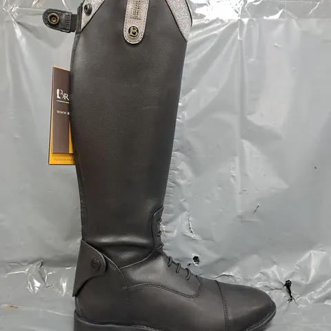 BOXED PAIR OF BROGINI COMO PICCINO KNEE-HIGH BOOTS IN BLACK W. SILVER GLITTER TOP SIZE UK 2.5