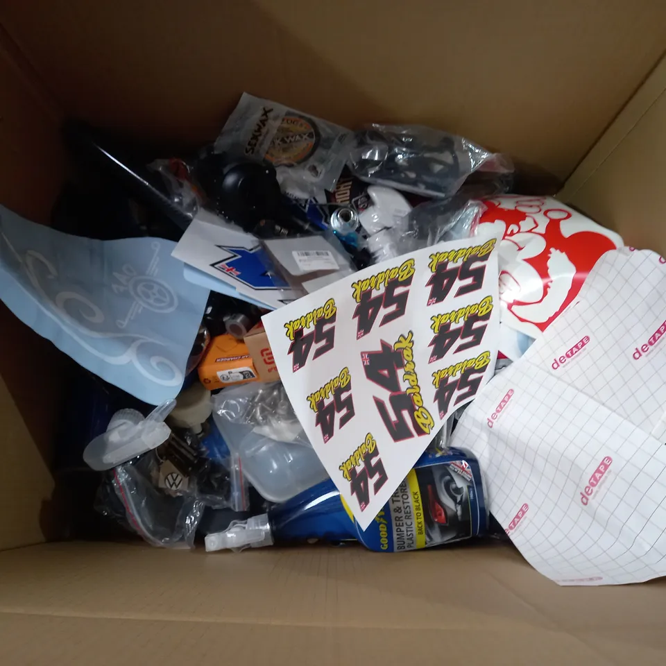 BOX OF APPROXIMATELY 15 ASSORTED ITEMS TO INCLUDE - ARMORALL MATT FINISH PROTECTANT WIPES - L PLATES - CAR COCKPIT CLEANER ECT