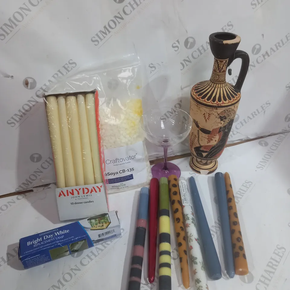 APPROXIMATELY 12 ASSORTED HOME ITEMS INCLUDING LARGE EGYPTIAN STYLE JUG, DECOARTIVE CANDLES, LARGE PURPLE GIN GLASS