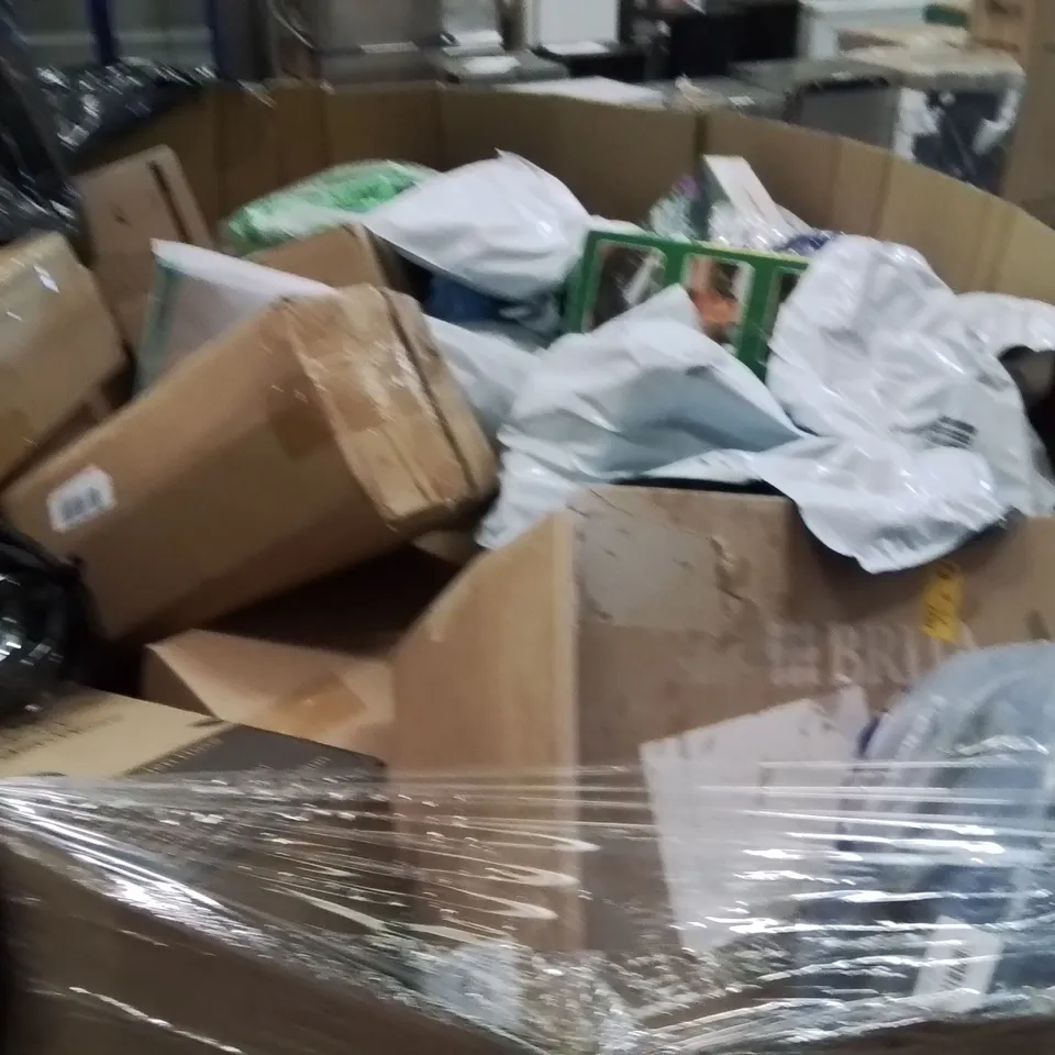 PALLET CONTAINING A LARGE QUANTITY OF HOSES