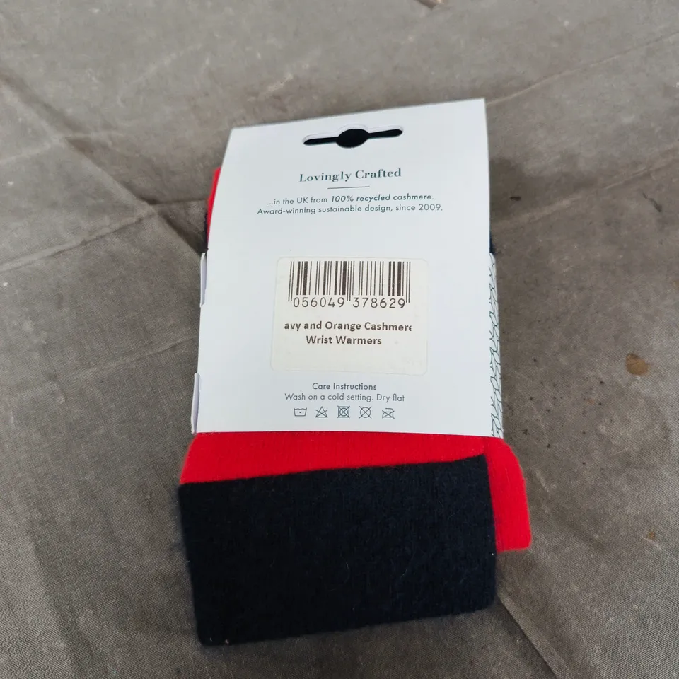 TURTLE DOVES CASHMERE WRIST WARMERS – NAVY & RED