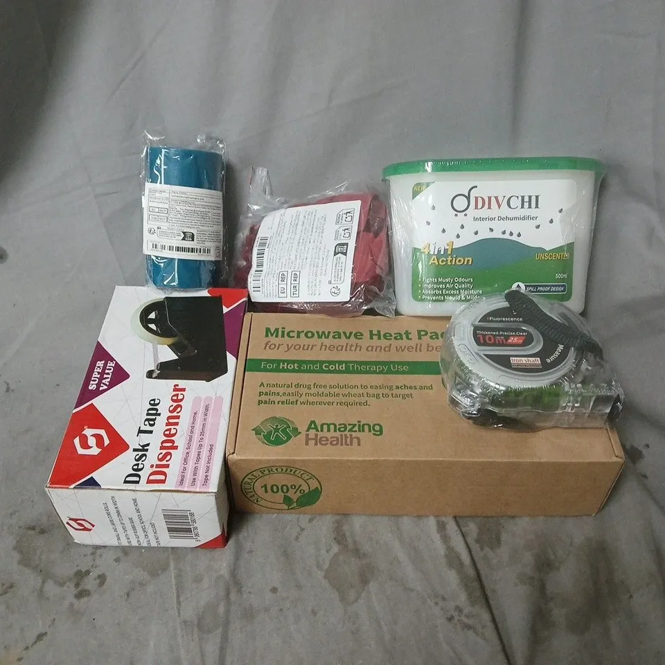 APPROXIMATELY 12 ASSORTED HOUSEHOLD ITEMS TO INCLUDE DESK TAPE DISPENSER, DIVCHI INTERIOR DEHUMIDIFIER, MICROWAVE HEAT PACK, ETC