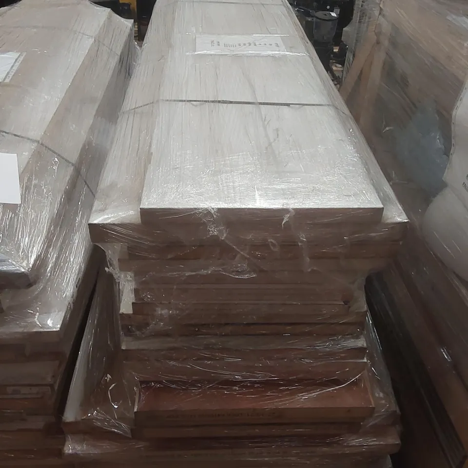 PALLET CONTAINING APPROXIMATELY 30x DESIGNER INTERNAL DOORS