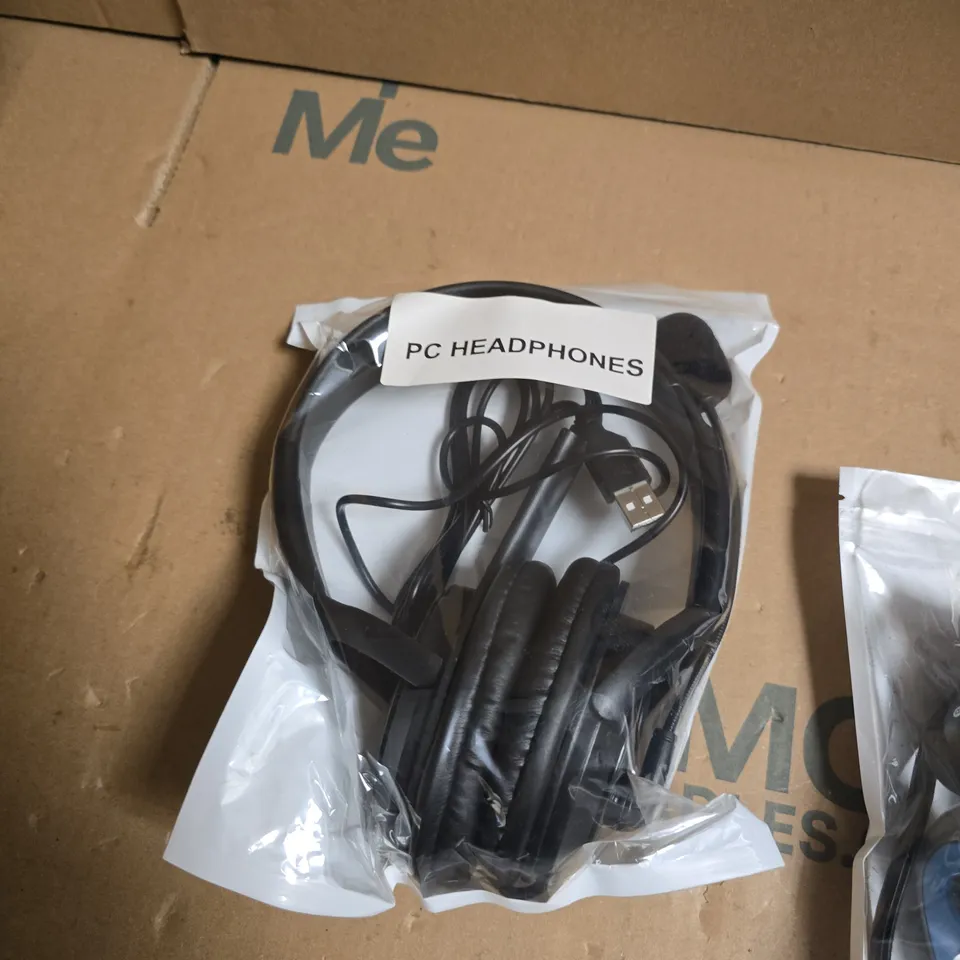 APPROXIMATELY 14 ASSOERTED ELECTRICAL ITEMS INCLUDING INSIGNIA STEREO RADIO , PC HEADPHONES AND VEN DENS 3 IN 1 FHD CABLE 