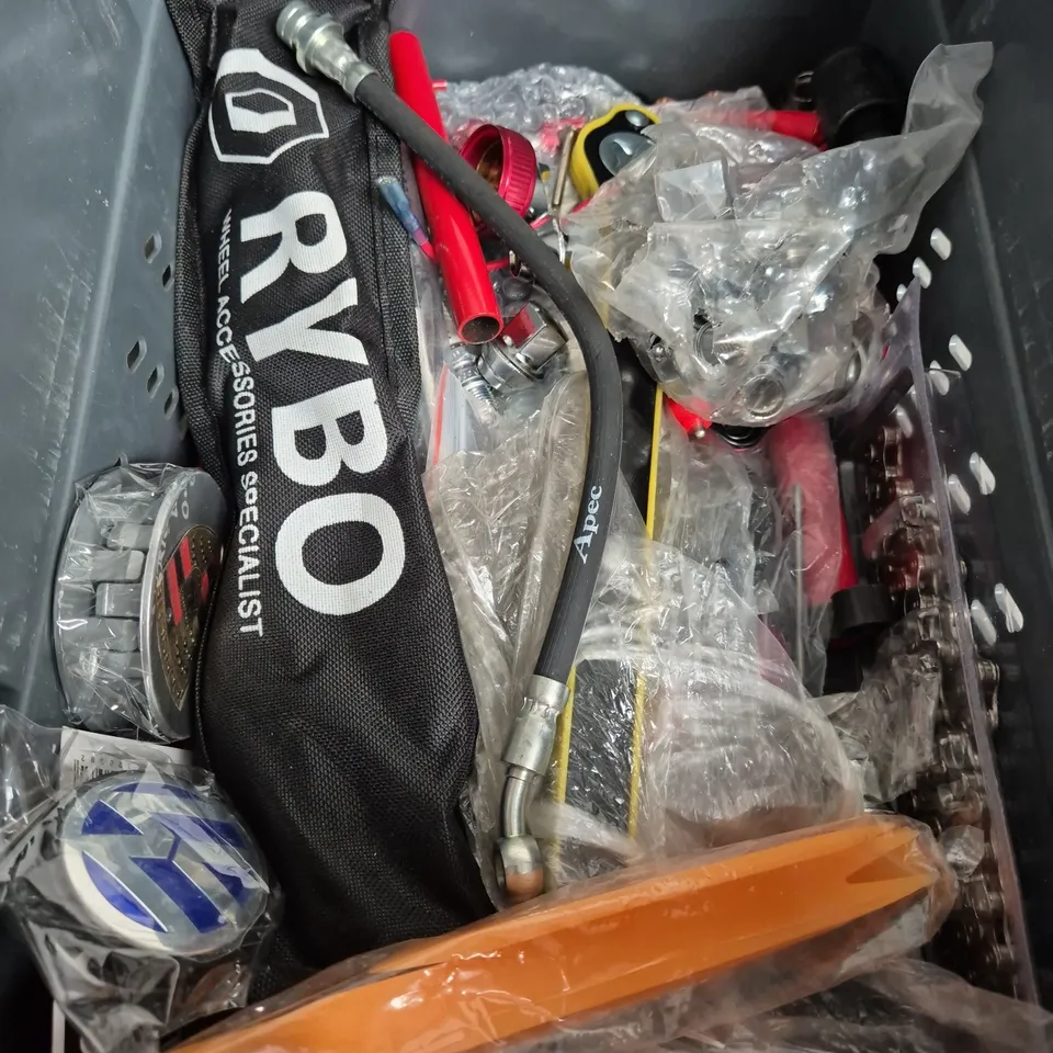 TOTE OF APPROXIMATELY. 10 ASSORTED CAR ITEMS TO INCLUDE CAR BADGES , TIE RODS AND  BIKE CHAINS 