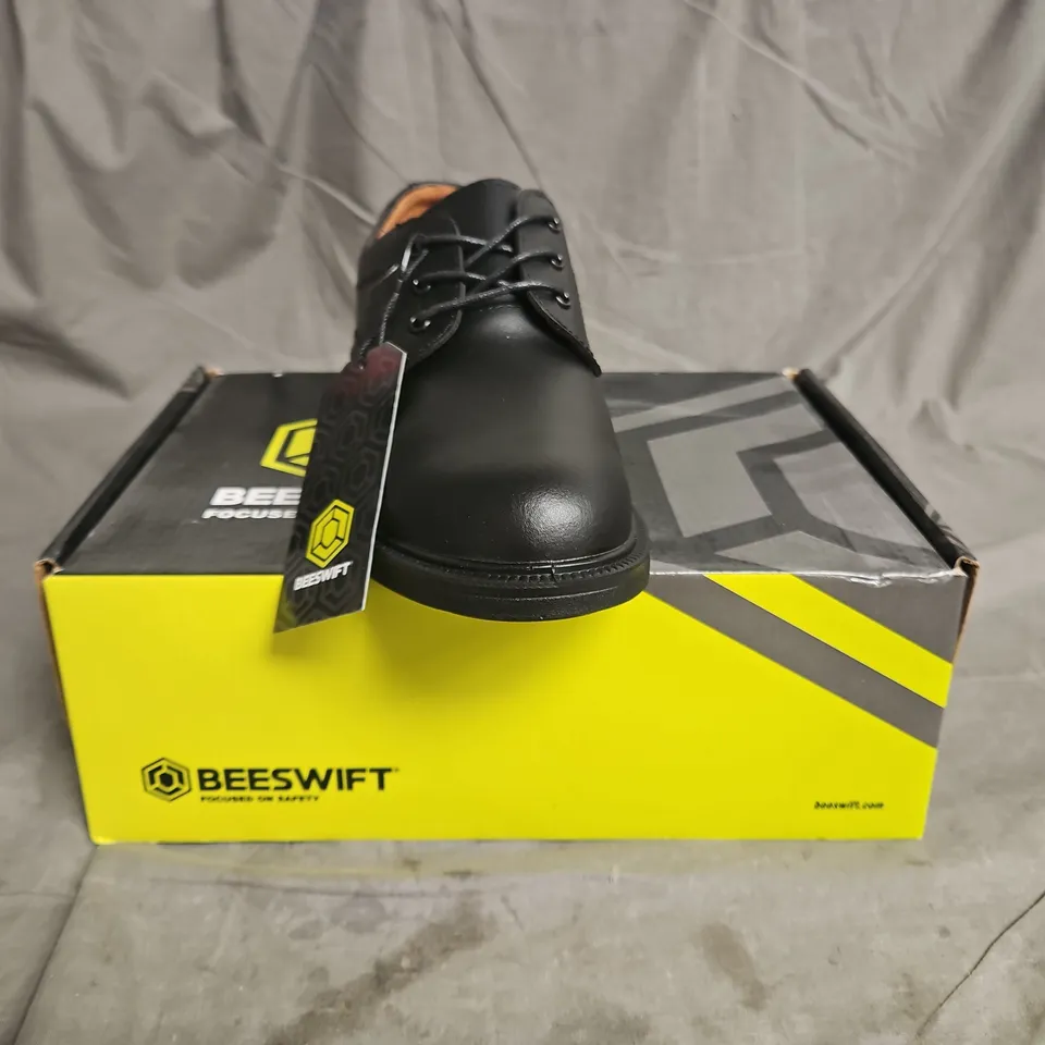 BOXED PAIR OF BEESWIFT SAFETY SHOES IN BLACK SIZE UK 7