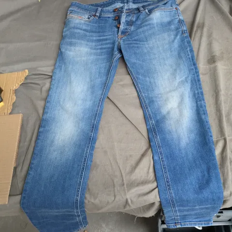 DIESEL INDUSTRY MEN’S DENIM JEANS – BLUE WASH, BUTTON FLY 30W 32L