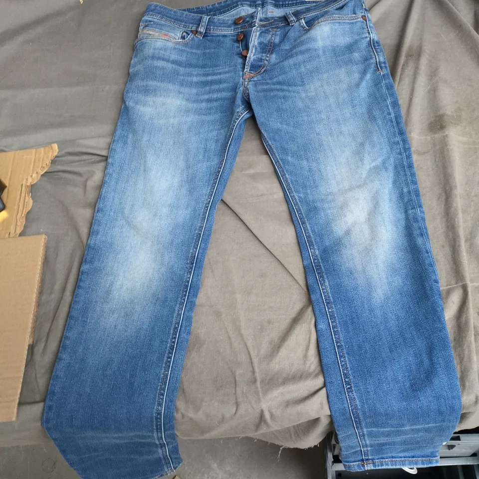 DIESEL INDUSTRY MEN’S DENIM JEANS – BLUE WASH, BUTTON FLY 30W 32L